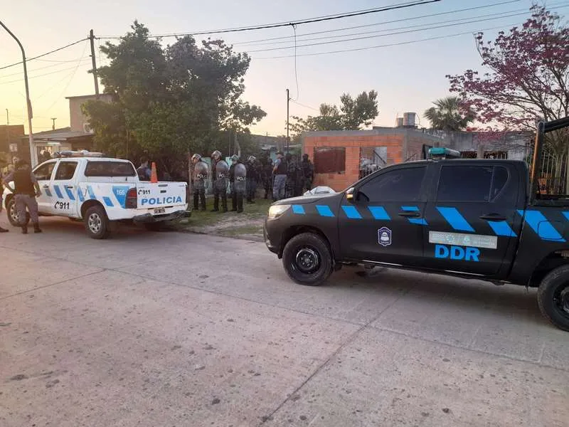 En tres allanamientos, la Policía detuvo a cinco sujetos y  anuló talleres clandestinos (3).jpeg