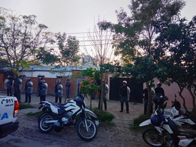 En tres allanamientos, la Policía detuvo a cinco sujetos y  anuló talleres clandestinos (1).jpeg